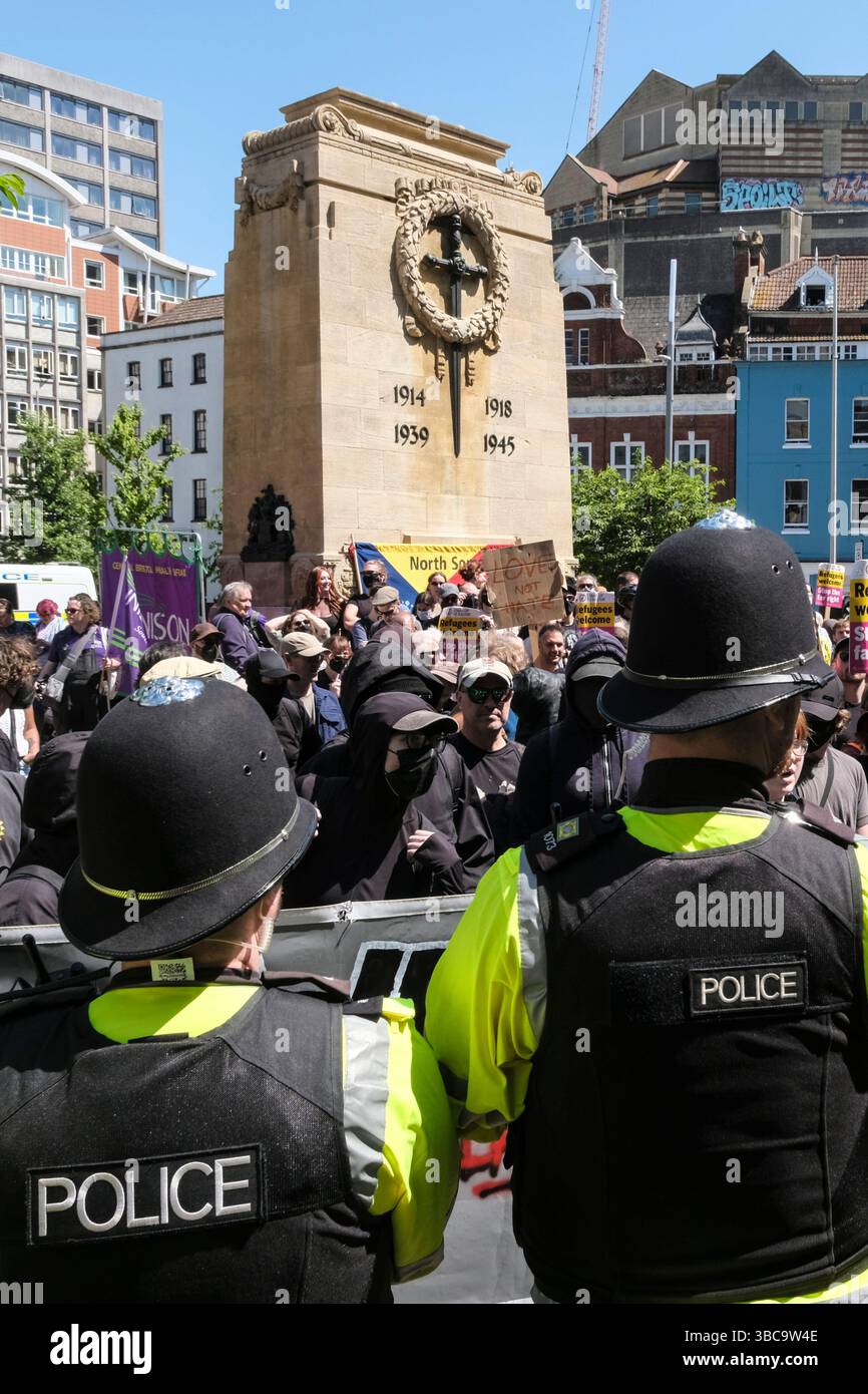 La polizia mantiene l'ordine pubblico. Bristol protesta contro l'odio demo maggio 2025 Foto Stock