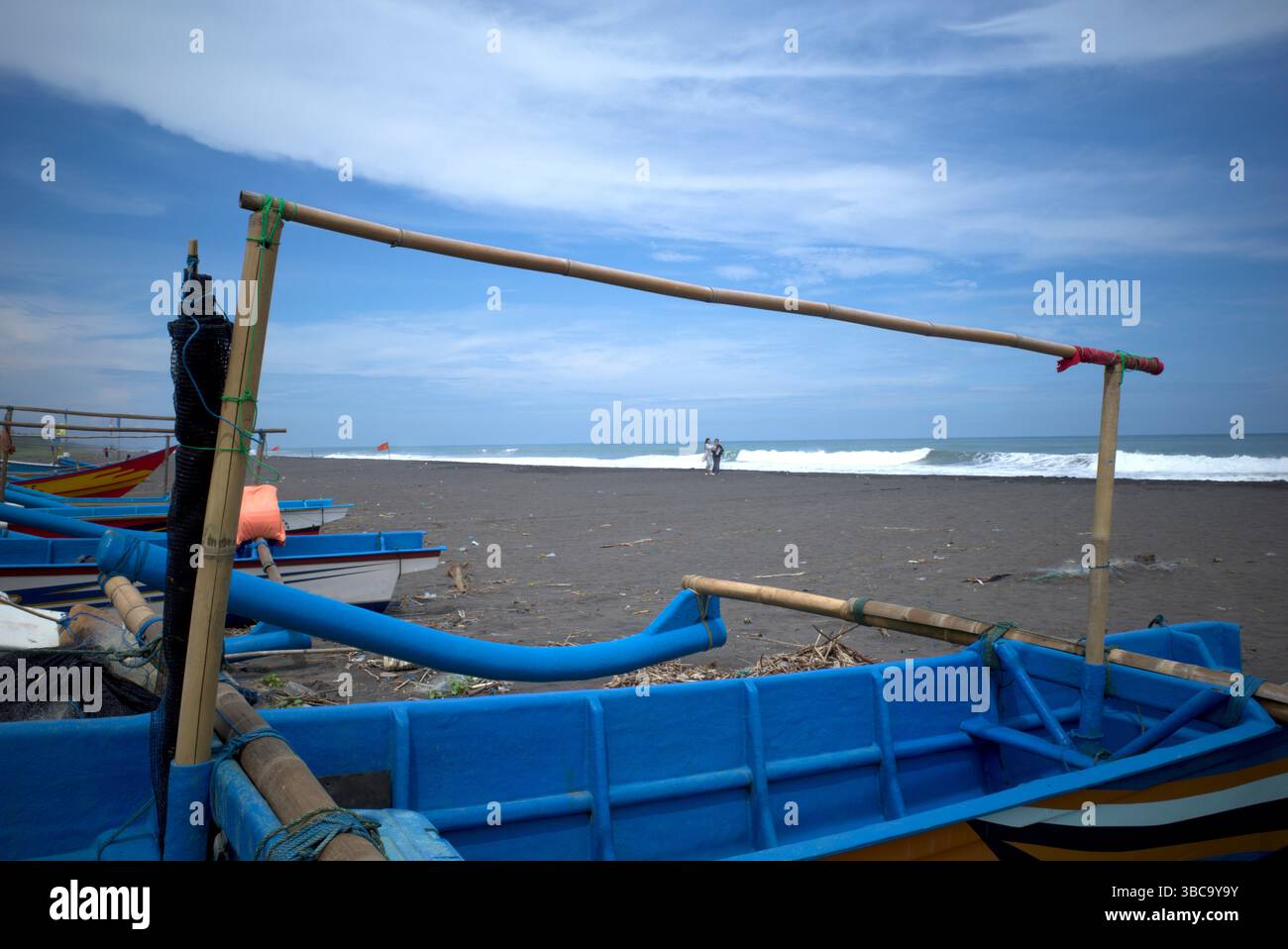 Barche da pesca blu a Congot Beach, Kulon Progo, Yogyakarta, Indonesia con sfondo blu cielo. Foto Stock