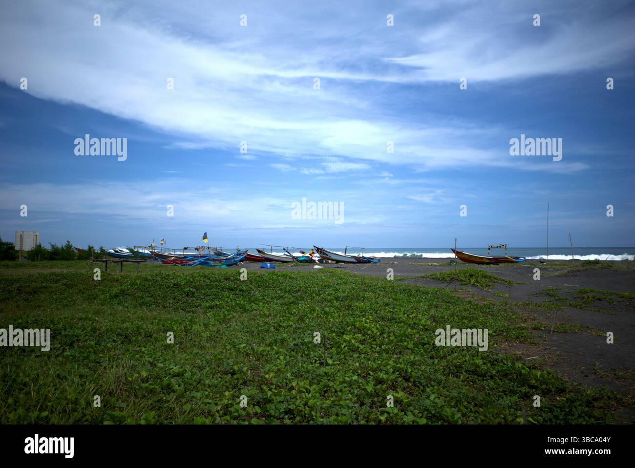 Colorate barche da pesca a Congot Beach, Kulon Progo, Yogyakarta, Indonesia, con sfondo blu. Foto Stock