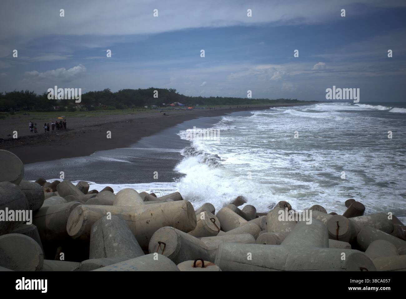 Congot Beach, Kulon Progo, Yogyakarta, Indonesia, con strutture per rompere le onde di cemento tetrapodo. Foto Stock