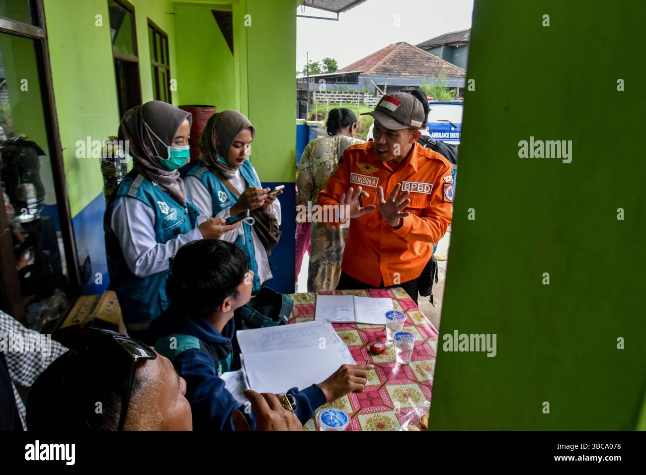 Bandung Regency, Giava Occidentale, Indonesia. 19 maggio 2025. Il funzionario della Regional Disaster Management Agency registra il numero di vittime ferite e il numero di case colpite dalla frana nel villaggio di Kendan, nel distretto di Nagreg, nella Reggenza di Bandung, nella Giava occidentale. La frana verificatasi domenica 18 maggio di ieri sera a causa di forti piogge ha causato gravi danni al complesso degli uffici e alle strutture del villaggio, nonché alla casa di un residente e tre persone sono rimaste ferite. Crediti: ZUMA Press, Inc./Alamy Live News Foto Stock