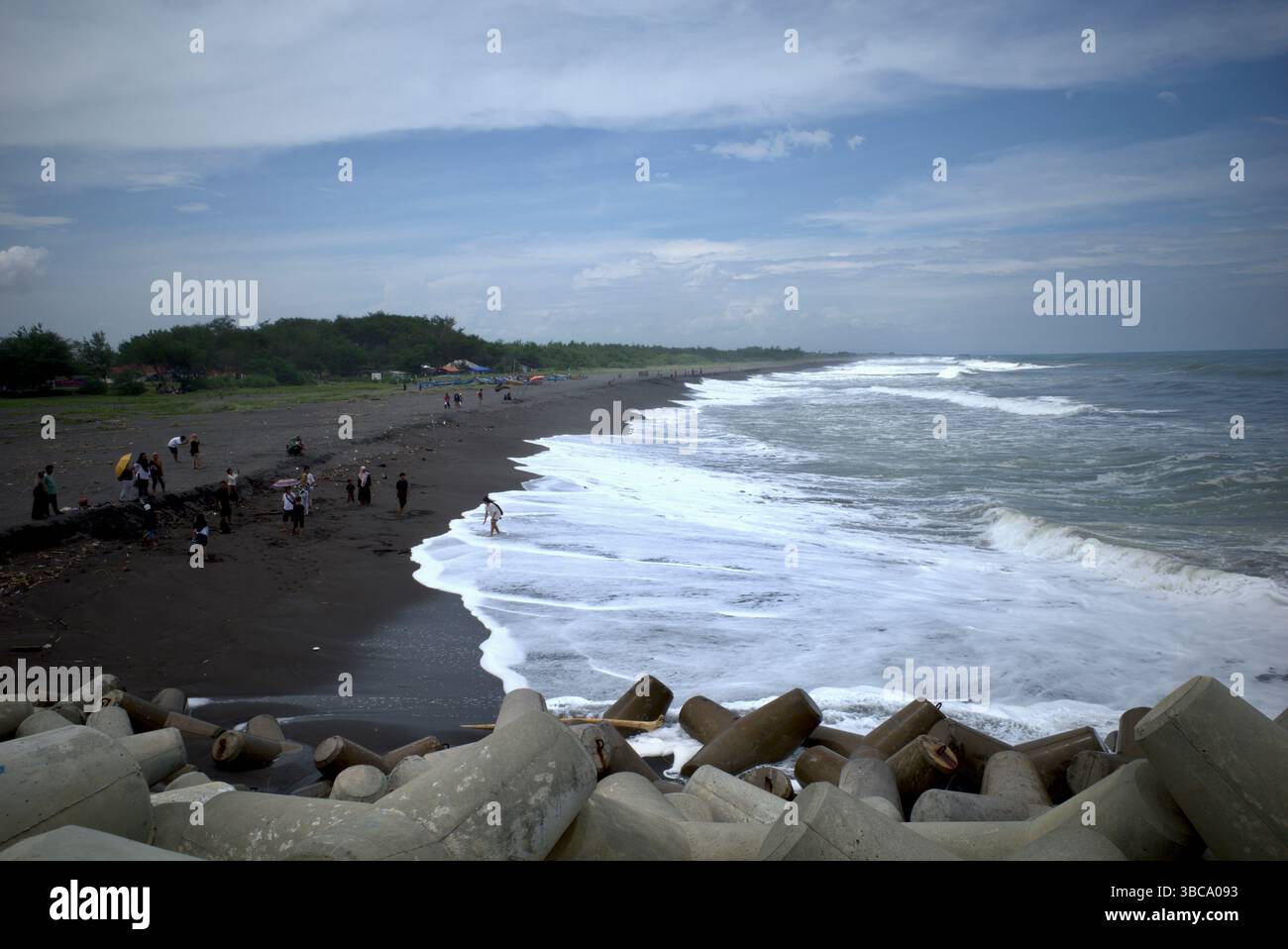 Congot Beach, Kulon Progo, Yogyakarta, Indonesia, con strutture per rompere le onde di cemento tetrapodo. Foto Stock