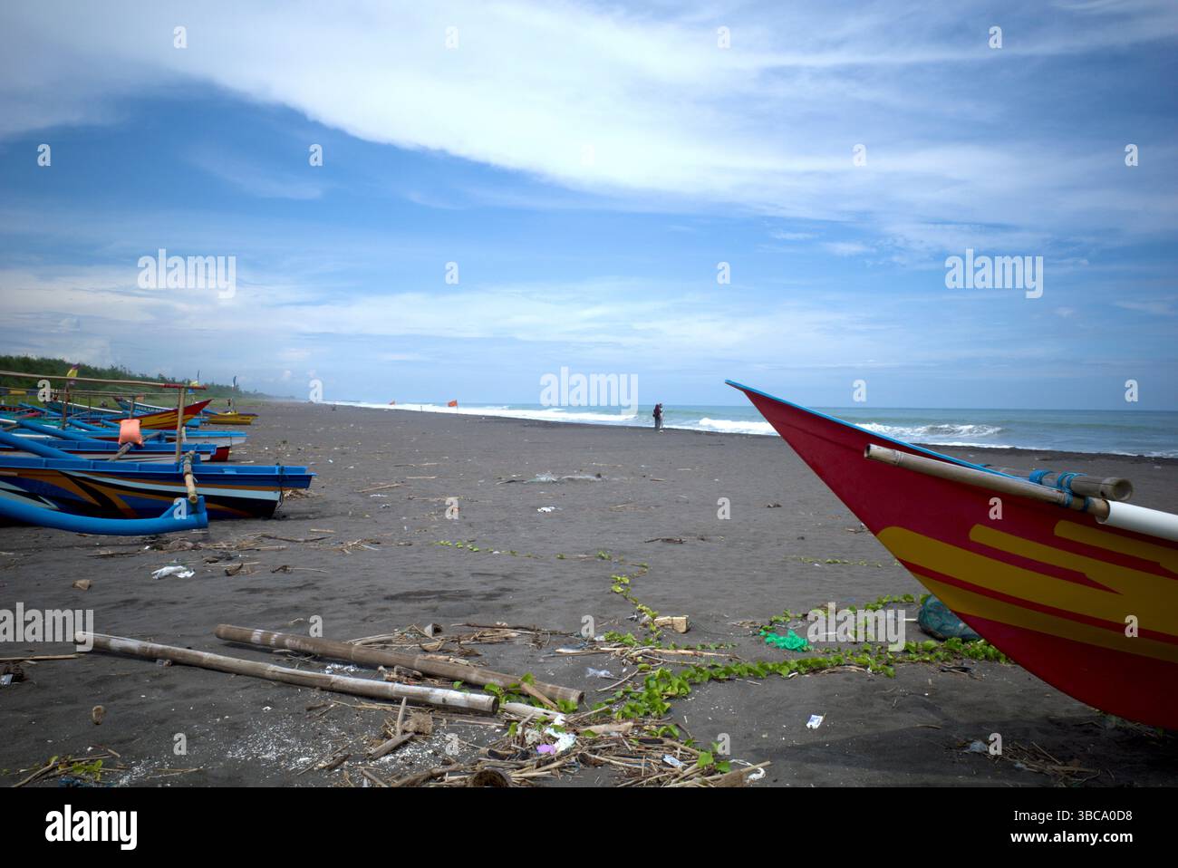Barche da pesca a Congot Beach, Kulon Progo, Yogyakarta, Indonesia con sfondo blu. Foto Stock