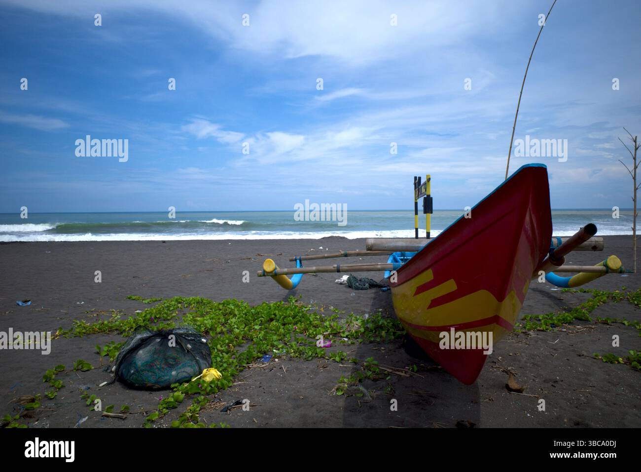 Barche da pesca a Congot Beach, Kulon Progo, Yogyakarta, Indonesia con sfondo blu. Foto Stock