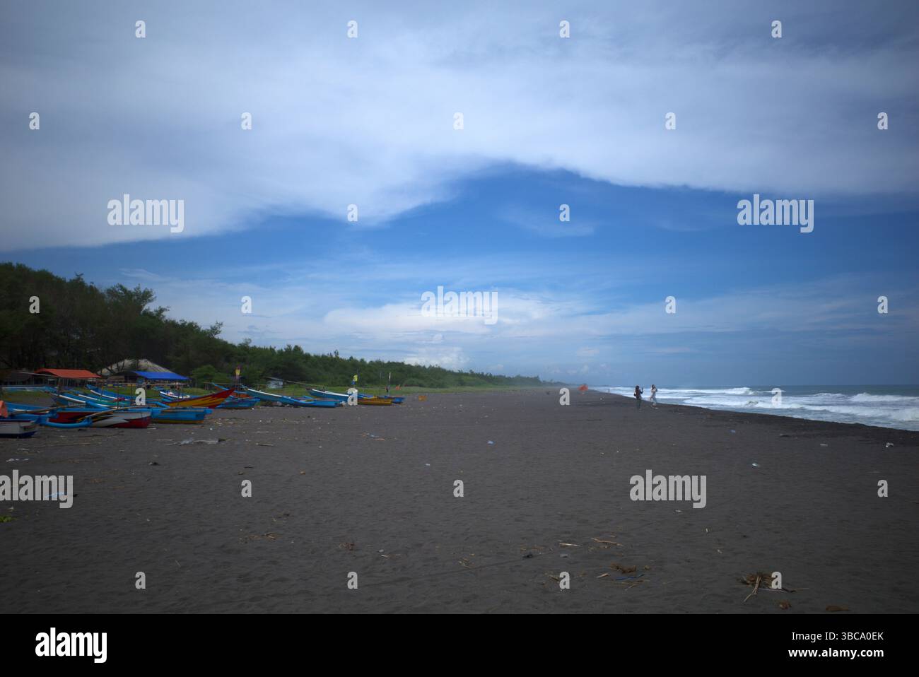 Barche da pesca a Congot Beach, Kulon Progo, Yogyakarta, Indonesia con sfondo blu. Foto Stock