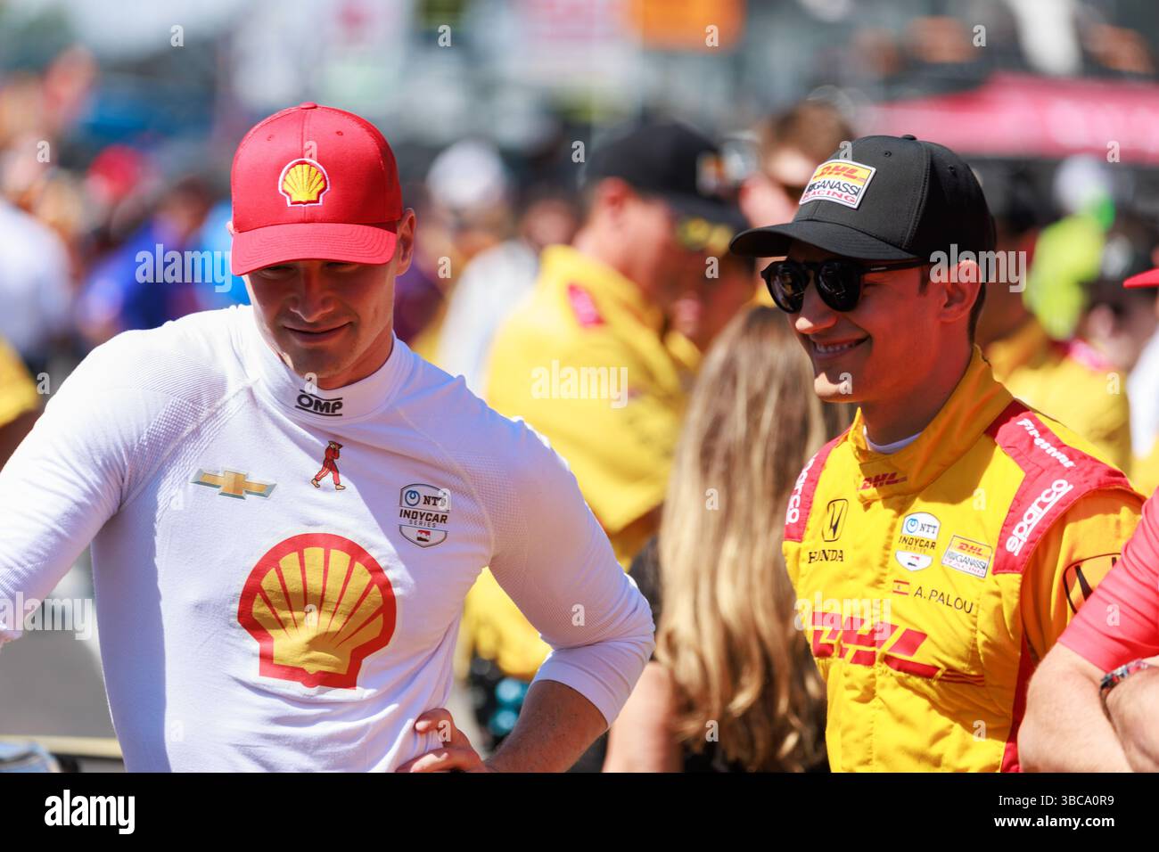 Josef Newgarden, Team Penske Chevrolet, a sinistra, parla con il collega pilota Alex Palou, a destra, della Chip Ganassi Racing, dopo che la vettura di Newgarden non ha superato un controllo tecnico prima della veloce 12 durante il secondo giorno di qualifiche per la NTT IndyCar Series 109esima corsa della 500 miglia di Indianapolis Motor Speedway. (Foto di Jeremy Hogan / SOPA Images/Sipa USA) Foto Stock