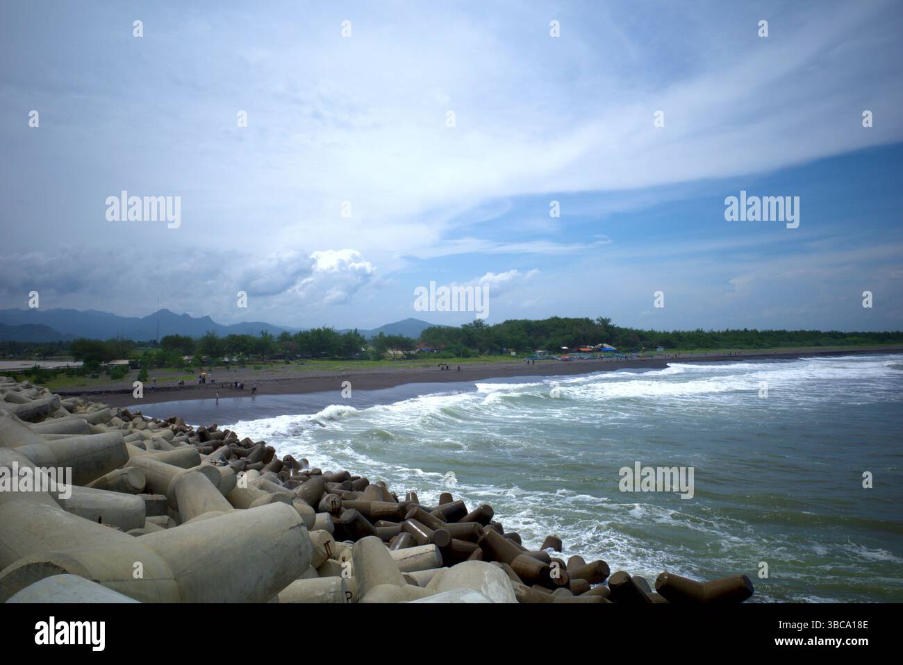 Congot Beach, Kulon Progo, Yogyakarta, Indonesia, con strutture per rompere le onde di cemento tetrapodo. Foto Stock