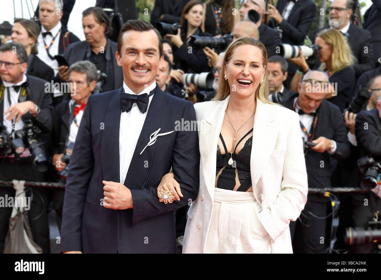 Rupert Friend und Aimee Mullins bei der Der Phoenizische Meisterstreich / The Phoenician Scheme Film Premiere am 18.05.2025 im Rahmen vom 78. Festival del cinema di Cannes Phoenizische Meisterstreich Filmpremiere di Cannes *** Rupert Friend e Aimee Mullins al Phoenician Scheme premiere il 18 05 2025 al Festival del cinema 78 di Cannes premiere del film Phoenician Scheme a Cannes Foto Stock