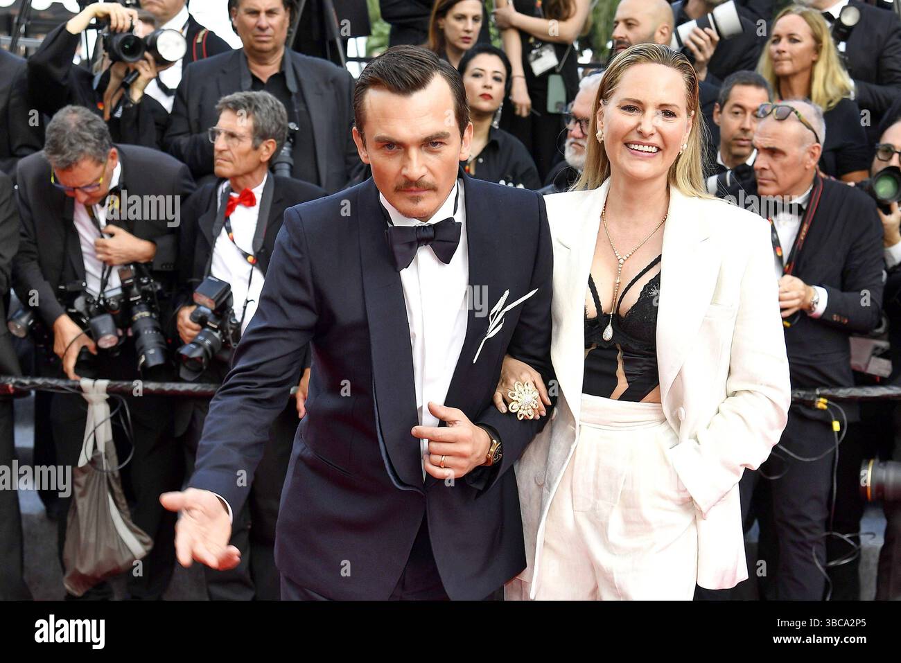 Rupert Friend und Aimee Mullins bei der Der Phoenizische Meisterstreich / The Phoenician Scheme Film Premiere am 18.05.2025 im Rahmen vom 78. Festival del cinema di Cannes Phoenizische Meisterstreich Filmpremiere di Cannes *** Rupert Friend e Aimee Mullins al Phoenician Scheme premiere il 18 05 2025 al Festival del cinema 78 di Cannes premiere del film Phoenician Scheme a Cannes Foto Stock