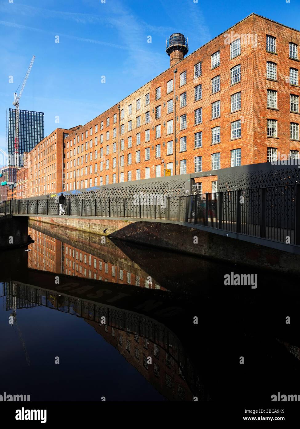 Passerella sul canale di Rochdale e vecchi edifici mulini ad Ancoats Manchester Greater Manchester Inghilterra Foto Stock