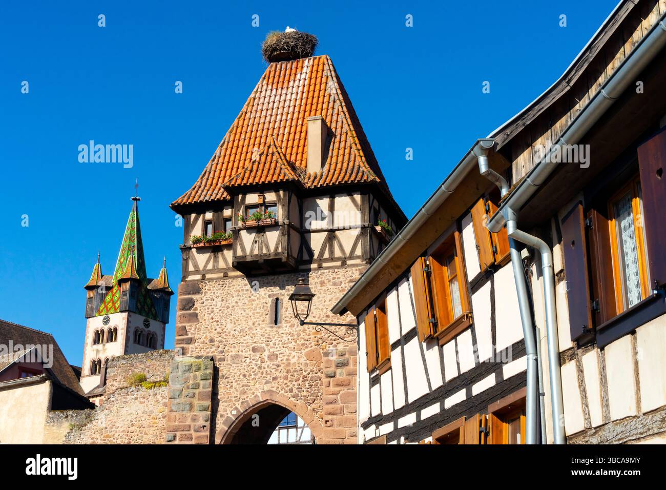 Vista della città vecchia di Châtenois con la chiesa Église Saint-Georges, la famosa "torre delle streghe" medievale incorniciata in legno. Châtenois è un comune del Bas-Rhin Foto Stock