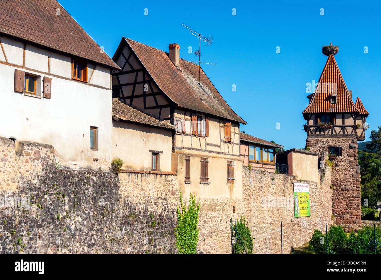 Vista della città vecchia di Châtenois con la famosa "torre delle streghe" medievale incorniciata in legno. Châtenois è un comune del dipartimento di Bas-Rhin, in Alsazia, nel nord Foto Stock