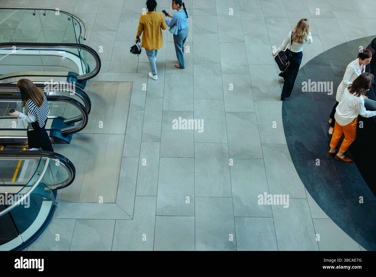 I professionisti in un ambiente di lobby di uffici aziendali simboleggiano la crescita aziendale, mettendo in evidenza il lavoro di squadra e la consulenza. Immagine ideale per presentazioni aziendali Foto Stock