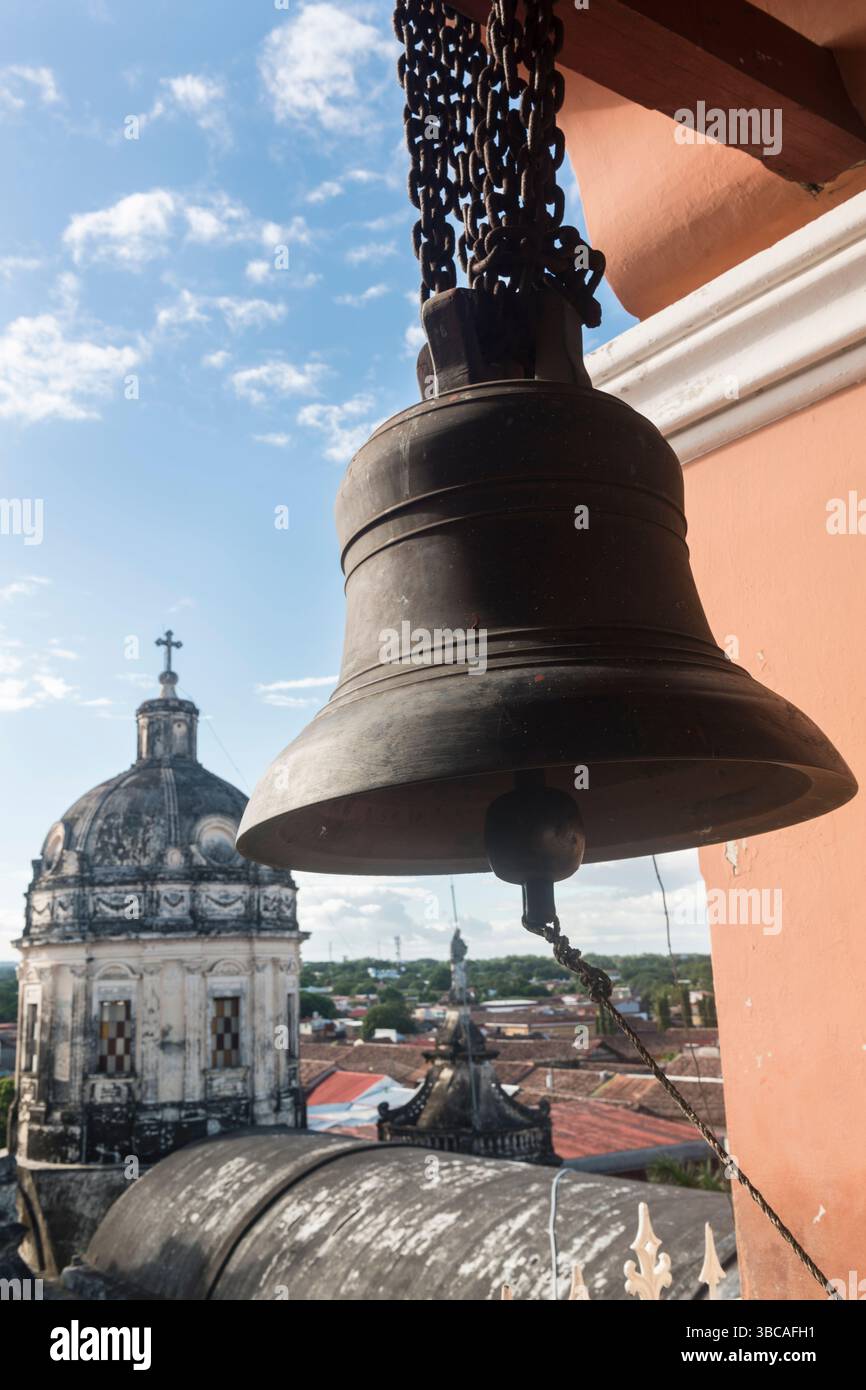 Vista dalla cima del campanile della chiesa la Merced sulla sua cupola. Granada, Nicaragua Foto Stock