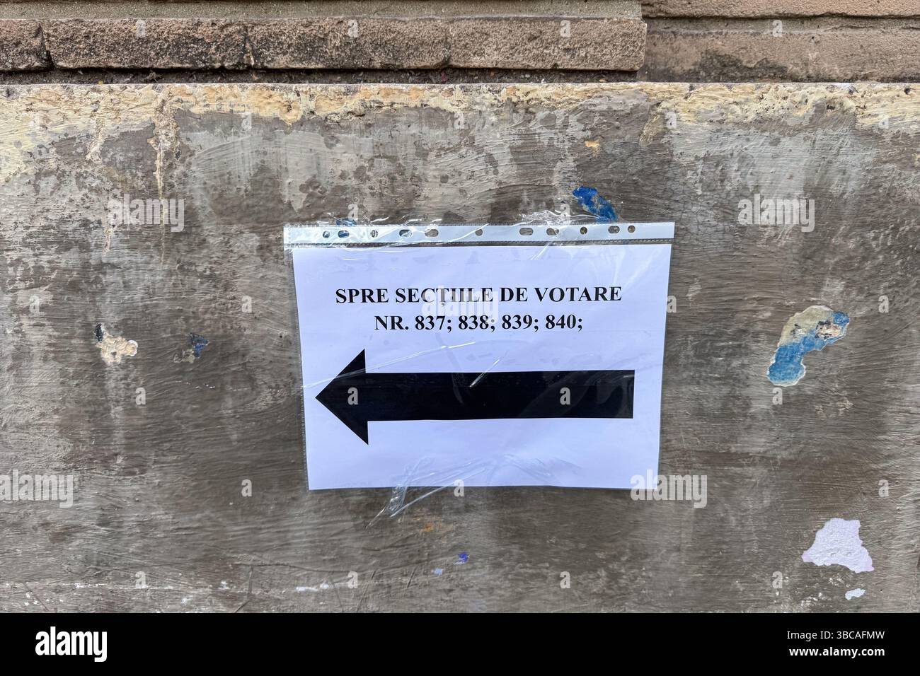 I cittadini rumeni vanno alla camera di commercio per votare a distanza per le elezioni presidenziali, Saragozza, Spagna. Foto Stock
