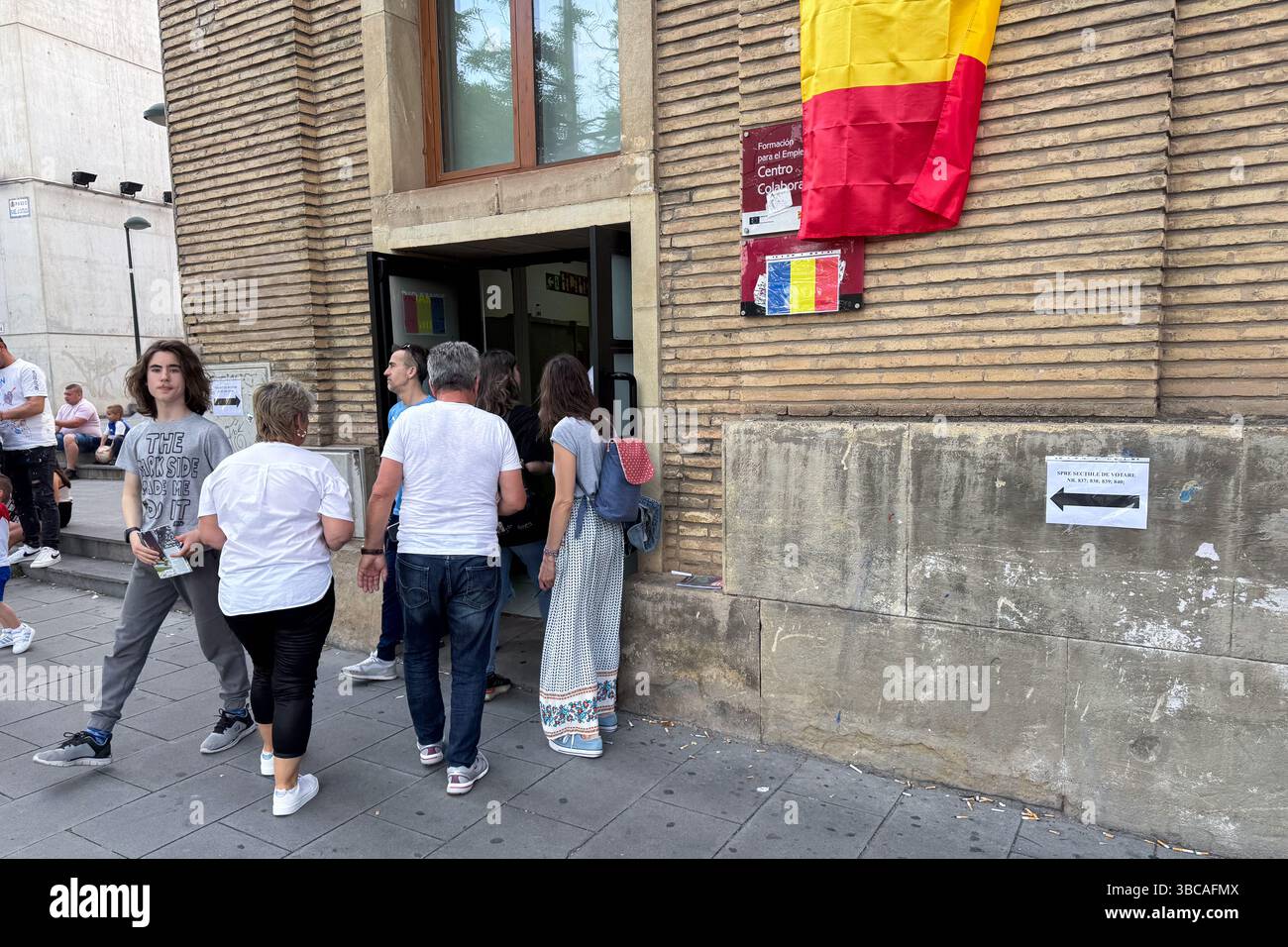 I cittadini rumeni vanno alla camera di commercio per votare a distanza per le elezioni presidenziali, Saragozza, Spagna. Foto Stock