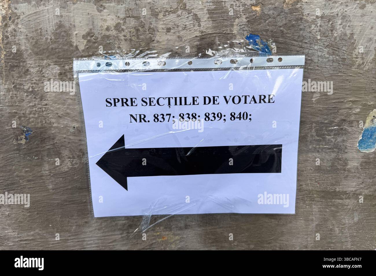 I cittadini rumeni vanno alla camera di commercio per votare a distanza per le elezioni presidenziali, Saragozza, Spagna. Foto Stock