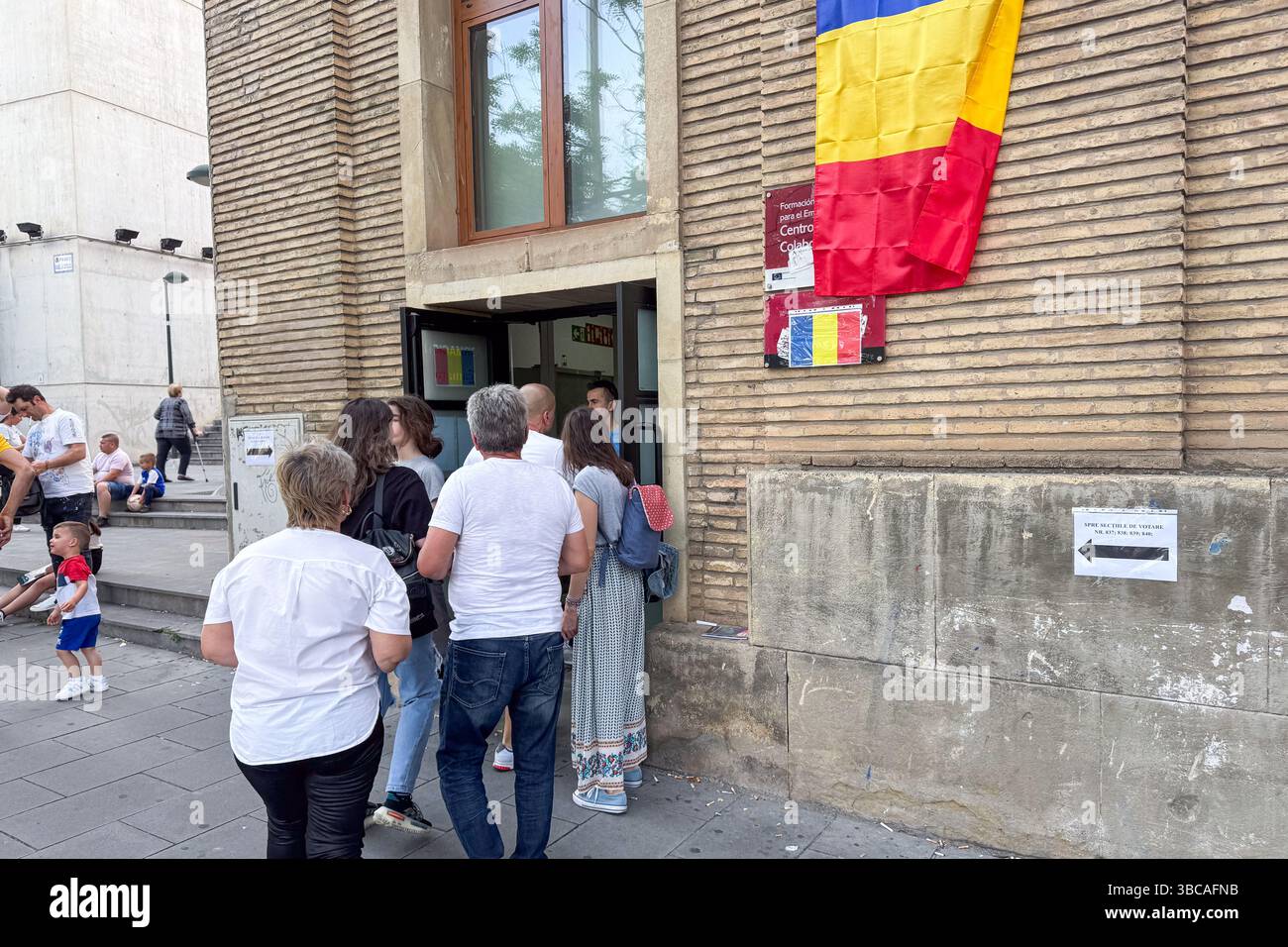I cittadini rumeni vanno alla camera di commercio per votare a distanza per le elezioni presidenziali, Saragozza, Spagna. Foto Stock