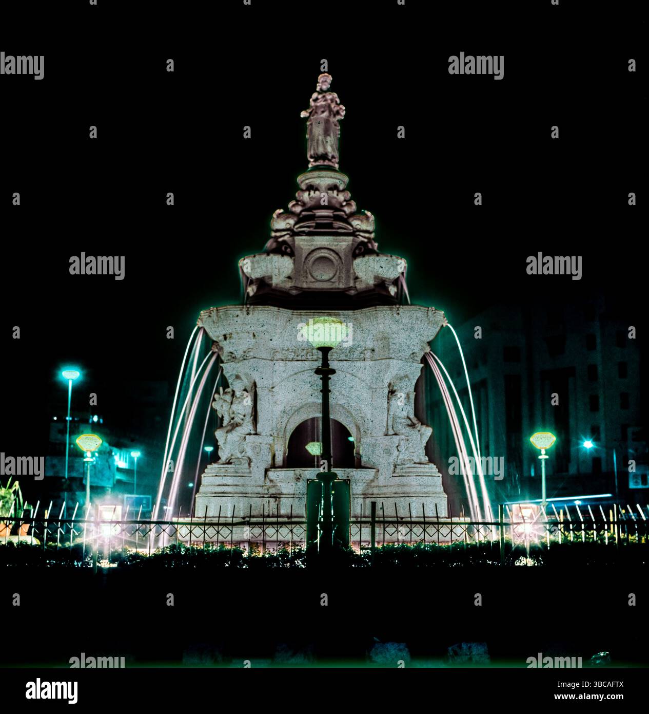 Flora Fountain è una fontana situata presso l'Hutatma Chowk è un monumento ornamentalmente scolpito patrimonio architettonico situato all'estremità meridionale della storica Dadabhai Naoroji Road, presso il quartiere finanziario di Fort nel cuore di Mumbai Sud, Mumbai, India. Foto Stock