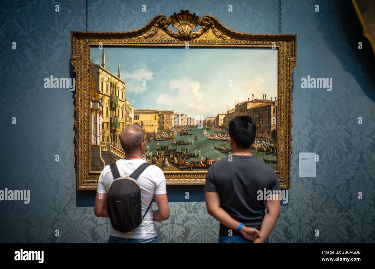 Due uomini guardano il dipinto "Una regata sul Canal grande" di Canaletto. Olio su tela circa 1740. National Gallery, Londra, Regno Unito Foto Stock