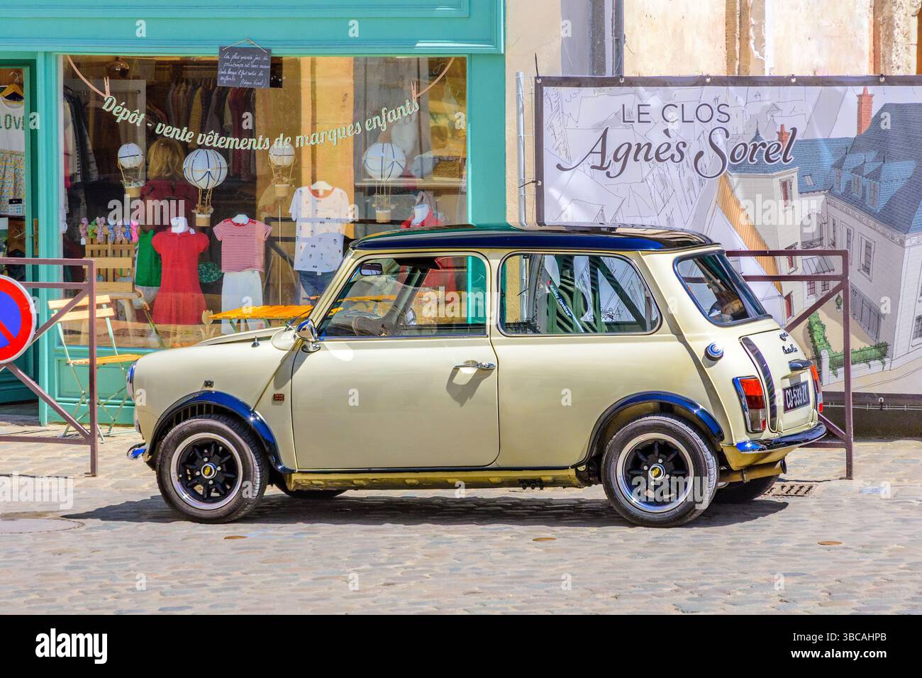 Mini Cooper classica con aggiunte sportive tra cui una gabbia, ruote più larghe e prolunghe ad arco - Loches, Indre-et-Loire (37), Francia. Foto Stock