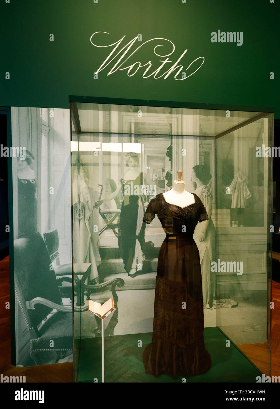 VALE LA PENA INVENTARE LA MOSTRA HAUTE COUTURE AL PETIT PALAIS DI PARIGI Foto Stock
