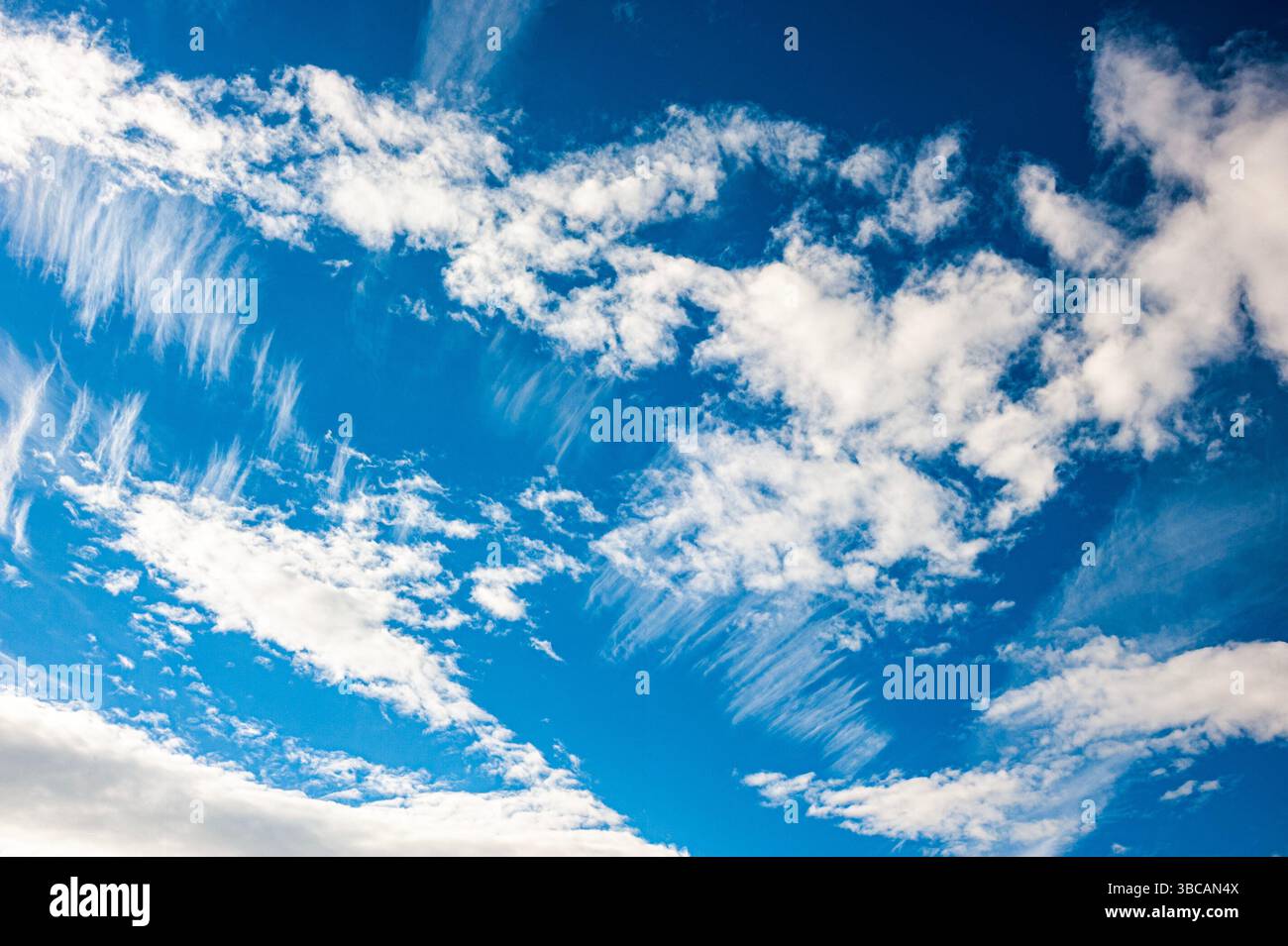 Cirrus e Cumulus nuvole contro un cielo blu Foto Stock