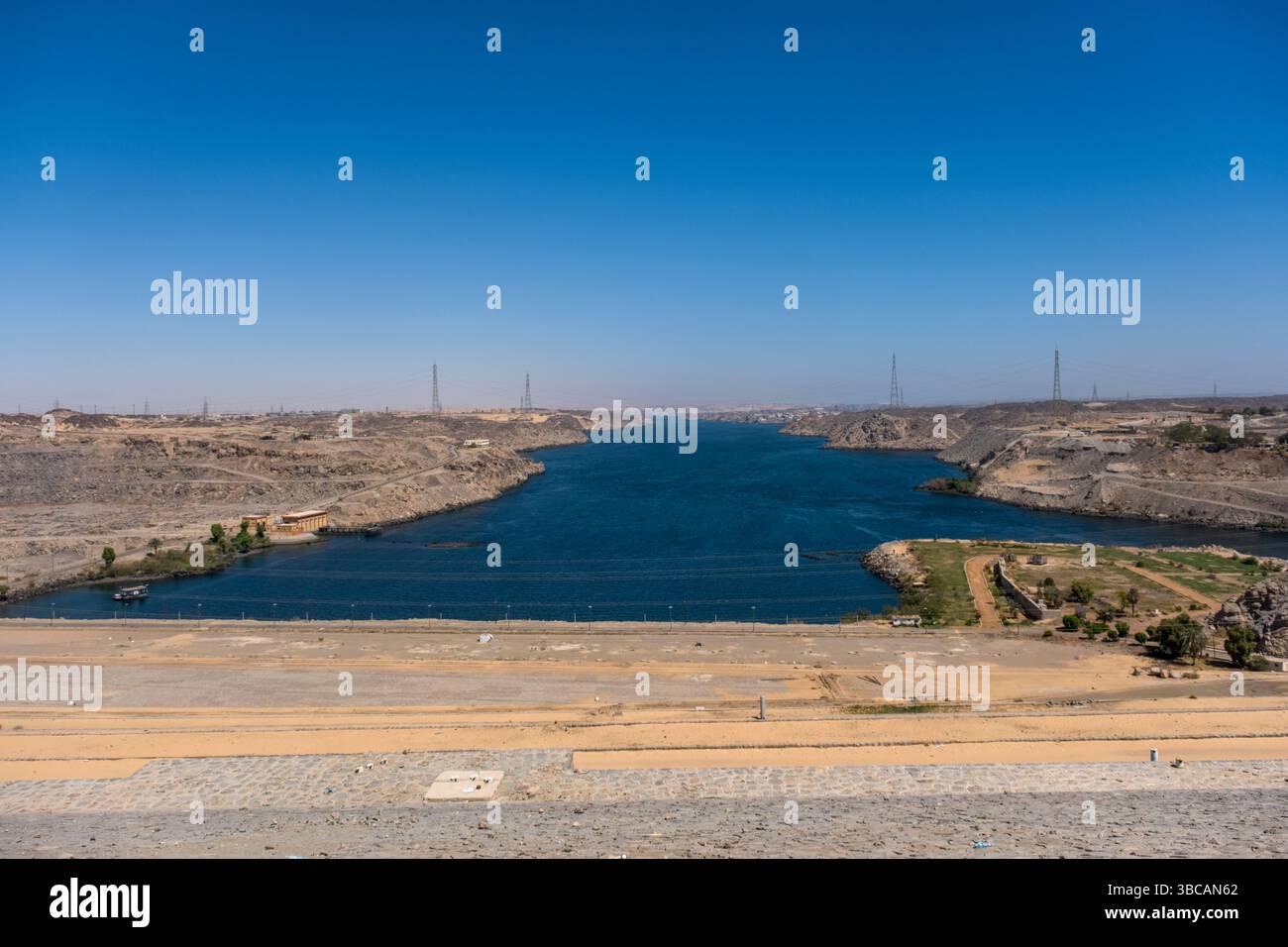 Fiume Nilo dalla diga di Assuan, o diga di alta, Egitto. La diga è stata costruita tra il 1960 e il 1970 per controllare le inondazioni e generare energia idroelettrica. Foto Stock