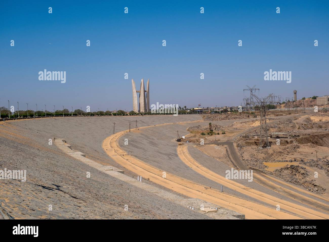 Diga di Assuan, o diga di alta quota, sul fiume Nilo, in Egitto, costruita tra il 1960 e il 1970 per controllare le inondazioni e generare energia idroelettrica. Foto Stock