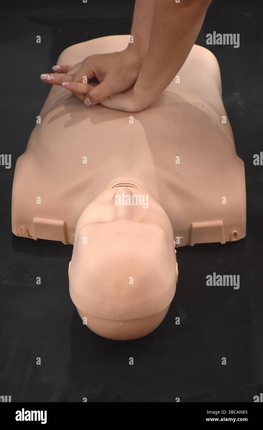 Donna che pratica la rianimazione cardiopolmonare o la rianimazione cardiopolmonare per aiutare la vita da malattie cardiache Foto Stock
