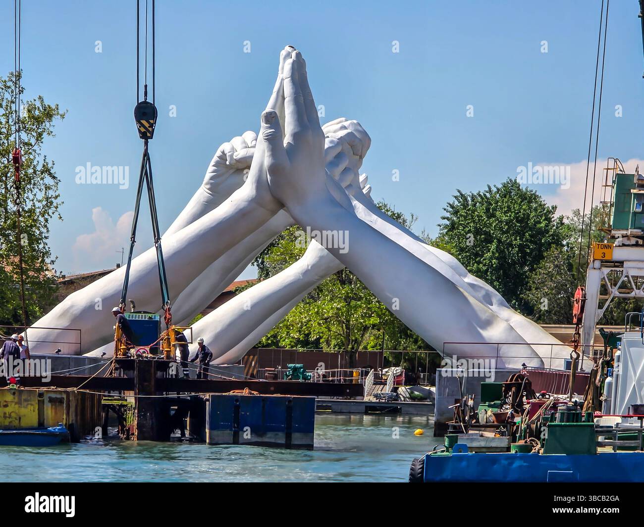 Lo scultore italiano Lorenzo Quinn ha progettato le mani dietro l'installazione artistica Building Bridges. Sei paia di mani monumentali si collegano a Venezia, in Italia Foto Stock