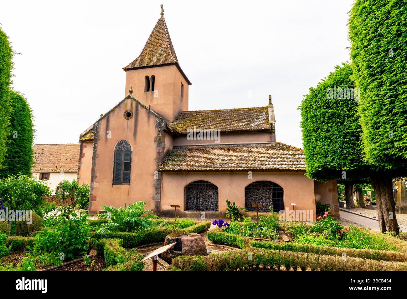 Il giardino delle erbe nel cimitero. La cappella di Santa Margherita d'Antiochia nel villaggio di Epfig è di particolare interesse storico e architettonico. L'OL Foto Stock