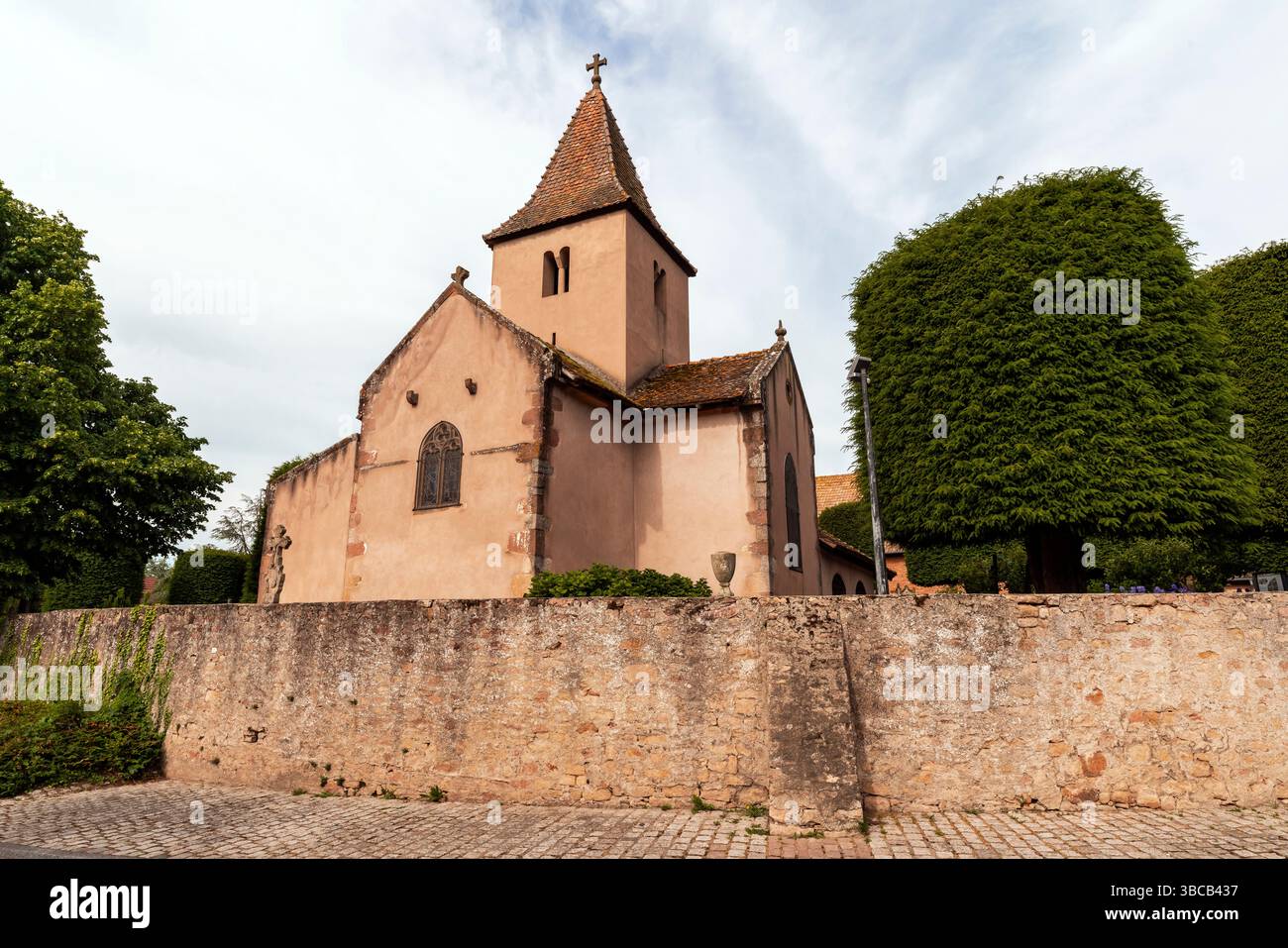 La cappella di Santa Margherita d'Antiochia nel villaggio di Epfig è di particolare interesse storico e architettonico. La parte più antica della chiesa è la roma Foto Stock