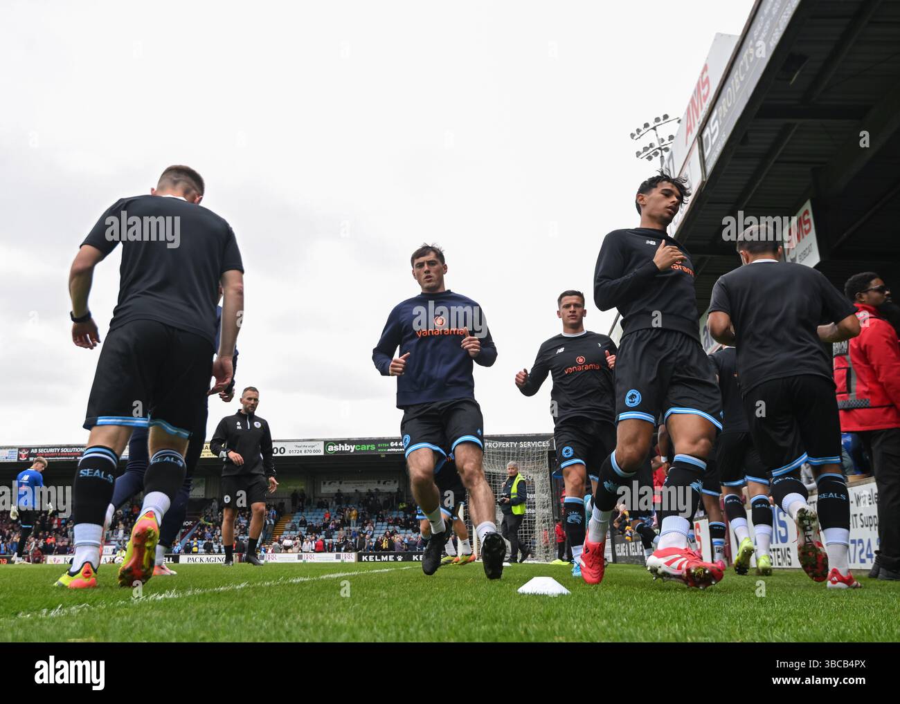Attis Arena, Scunthorpe, Inghilterra, 18 maggio 2025. Chester si riscalda davanti alla partita finale dei play-off della National League North Scunthorpe United Scunthorpe United contro Chester all'Attis Arena. (Immagine di credito: ©Cody Froggatt/Alamy Live News) Foto Stock Attis Arena, Scunthorpe, Inghilterra, 18 maggio 2025. Chester si riscalda davanti alla partita finale dei play-off della National League North Scunthorpe United Scunthorpe United contro Chester all'Attis Arena. (Immagine di credito: ©Cody Froggatt/Alamy Live News) Foto Stock