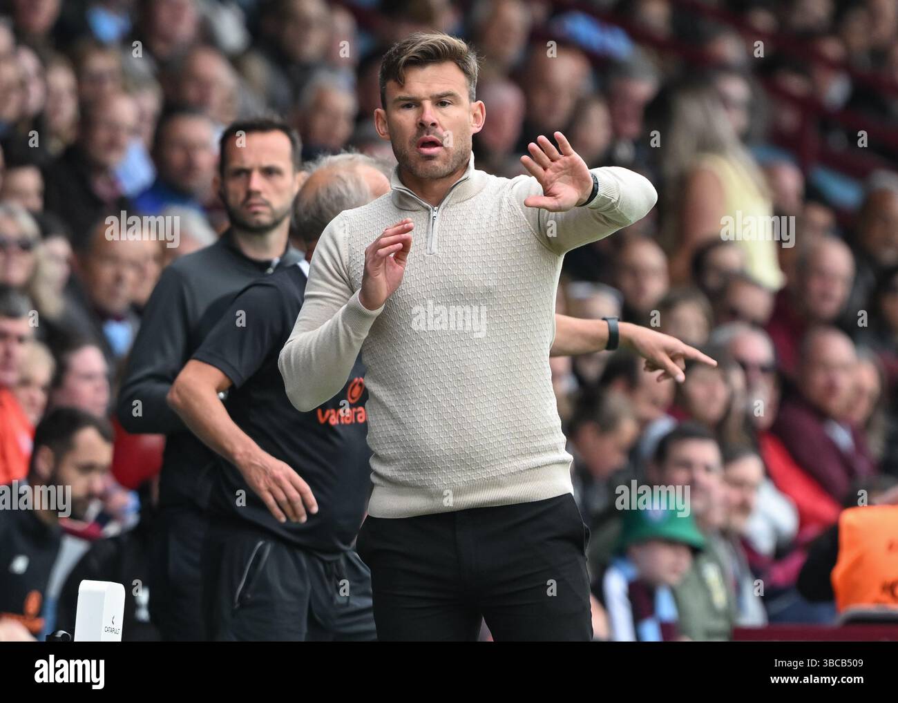 Attis Arena, Scunthorpe, Inghilterra, 18 maggio 2025. Andy Butler manager dello Scunthorpe United gesturers durante la partita finale dei play-off della National League North Scunthorpe United Scunthorpe United contro Chester all'Attis Arena. (Immagine di credito: ©Cody Froggatt/Alamy Live News) Foto Stock Attis Arena, Scunthorpe, Inghilterra, 18 maggio 2025. Andy Butler manager dello Scunthorpe United gesturers durante la partita finale dei play-off della National League North Scunthorpe United Scunthorpe United contro Chester all'Attis Arena. (Immagine di credito: ©Cody Froggatt/Alamy Live News) Foto Stock