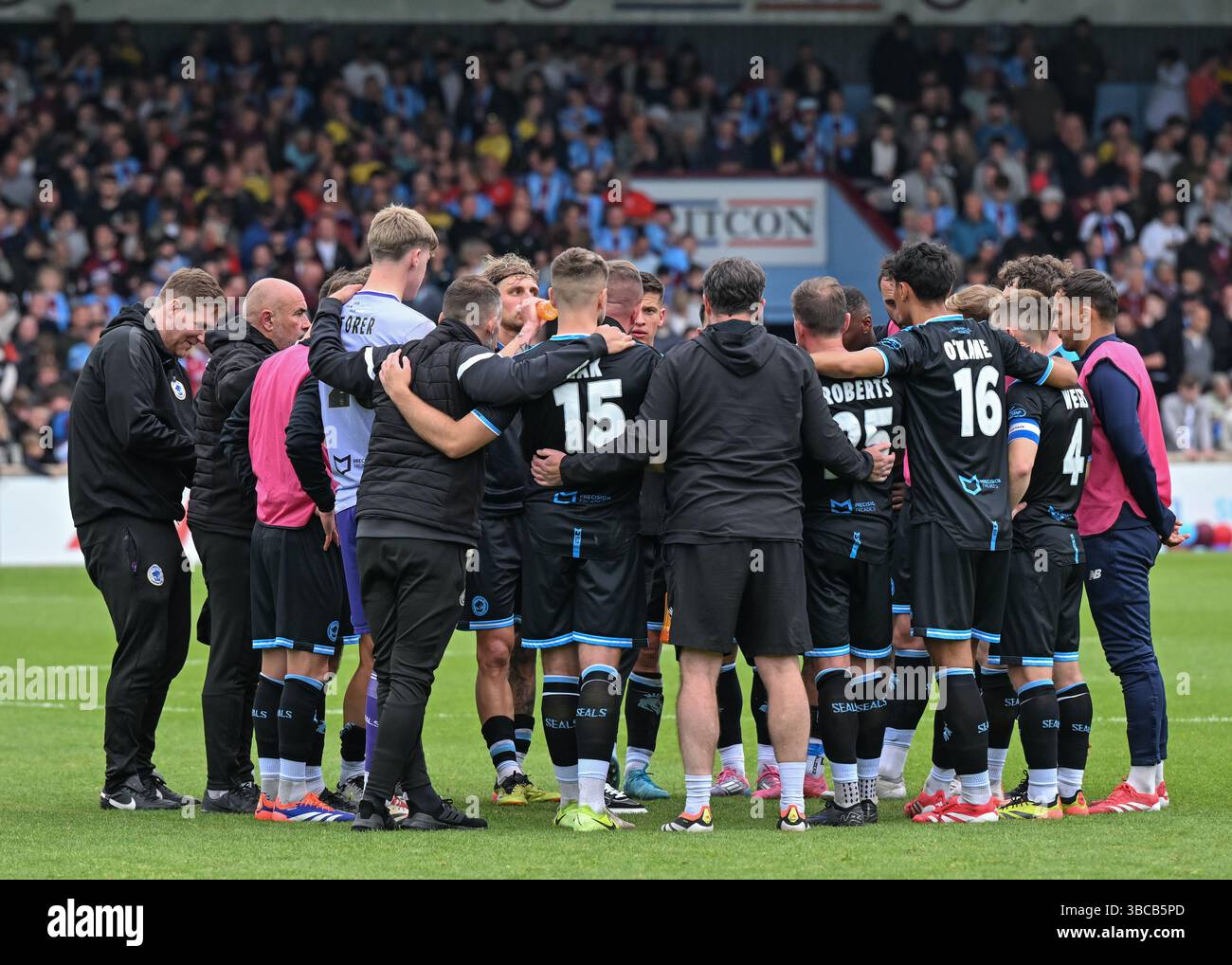 Attis Arena, Scunthorpe, Inghilterra, 18 maggio 2025. Chester ha un inganno di squadra durante la partita finale dei play-off della National League North Scunthorpe United Scunthorpe United contro Chester all'Attis Arena. (Immagine di credito: ©Cody Froggatt/Alamy Live News) Foto Stock Attis Arena, Scunthorpe, Inghilterra, 18 maggio 2025. Chester ha un inganno di squadra durante la partita finale dei play-off della National League North Scunthorpe United Scunthorpe United contro Chester all'Attis Arena. (Immagine di credito: ©Cody Froggatt/Alamy Live News) Foto Stock