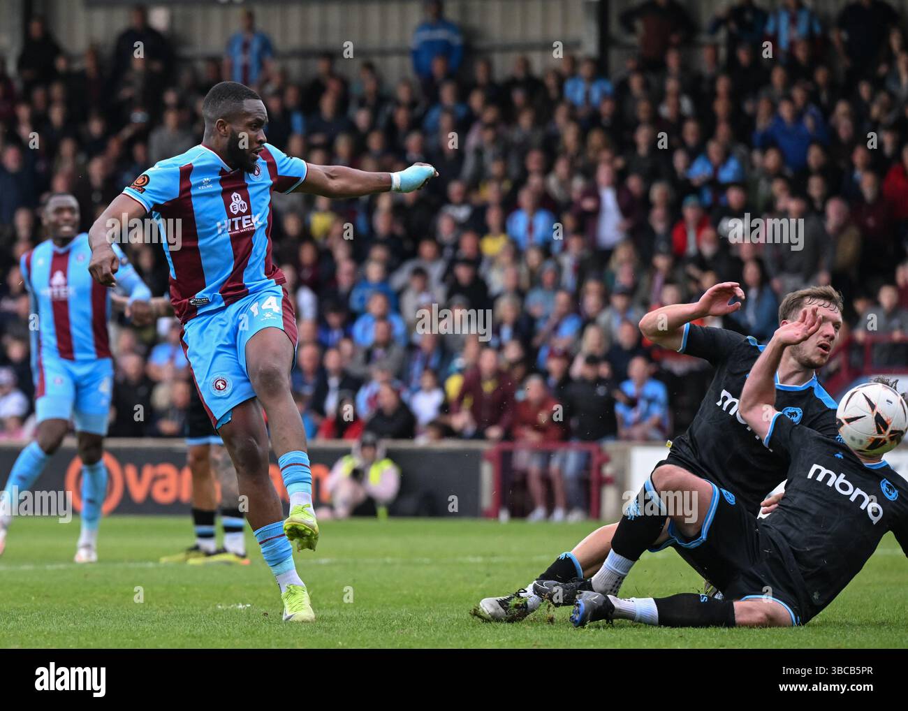 Attis Arena, Scunthorpe, Inghilterra, 18 maggio 2025. Carlton Ubaezuonu dello Scunthorpe United segna il suo secondo gol nella partita finale dei play-off della National League North Scunthorpe United contro Chester all'Attis Arena. (Immagine di credito: ©Cody Froggatt/Alamy Live News) Foto Stock Attis Arena, Scunthorpe, Inghilterra, 18 maggio 2025. Carlton Ubaezuonu dello Scunthorpe United segna il suo secondo gol nella partita finale dei play-off della National League North Scunthorpe United contro Chester all'Attis Arena. (Immagine di credito: ©Cody Froggatt/Alamy Live News) Foto Stock