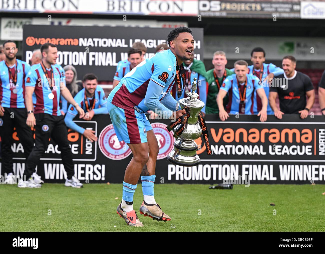 Attis Arena, Scunthorpe, Inghilterra, 18 maggio 2025. Tyler Denton dello Scunthorpe United solleva il trofeo dei play-off della National League North dopo la partita finale dei play-off della National League North Scunthorpe United contro Chester all'Attis Arena. (Immagine di credito: ©Cody Froggatt/Alamy Live News) Foto Stock Attis Arena, Scunthorpe, Inghilterra, 18 maggio 2025. Tyler Denton dello Scunthorpe United solleva il trofeo dei play-off della National League North dopo la partita finale dei play-off della National League North Scunthorpe United contro Chester all'Attis Arena. (Immagine di credito: ©Cody Froggatt/Alamy Live News) Foto Stock