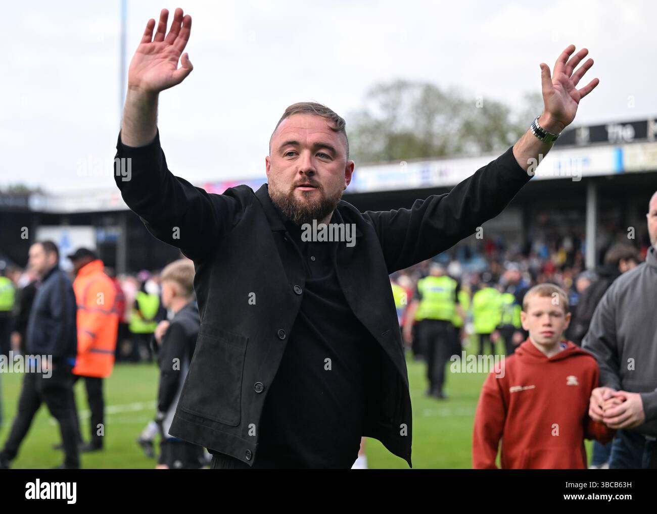 Attis Arena, Scunthorpe, Inghilterra, 18 maggio 2025. Calum McIntyre manager del Chester riconosce i tifosi a tempo pieno dopo la partita finale dei play-off della National League North Scunthorpe United Scunthorpe United contro Chester all'Attis Arena. (Immagine di credito: ©Cody Froggatt/Alamy Live News) Foto Stock Attis Arena, Scunthorpe, Inghilterra, 18 maggio 2025. Calum McIntyre manager del Chester riconosce i tifosi a tempo pieno dopo la partita finale dei play-off della National League North Scunthorpe United Scunthorpe United contro Chester all'Attis Arena. (Immagine di credito: ©Cody Froggatt/Alamy Live News) Foto Stock
