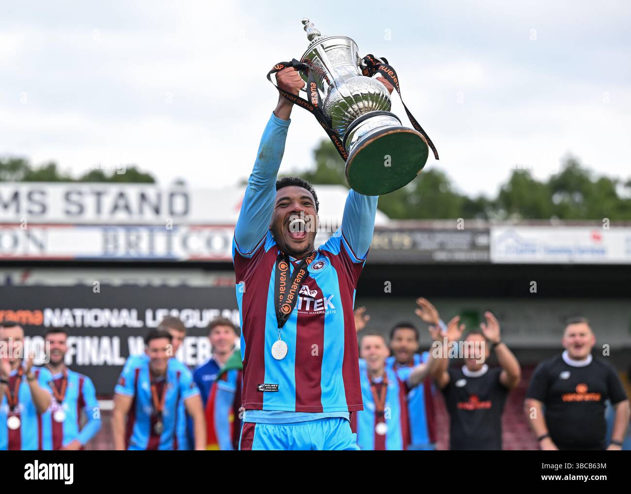 Attis Arena, Scunthorpe, Inghilterra, 18 maggio 2025. Tyler Denton dello Scunthorpe United solleva il trofeo dei play-off della National League North dopo la partita finale dei play-off della National League North Scunthorpe United contro Chester all'Attis Arena. (Immagine di credito: ©Cody Froggatt/Alamy Live News) Foto Stock Attis Arena, Scunthorpe, Inghilterra, 18 maggio 2025. Tyler Denton dello Scunthorpe United solleva il trofeo dei play-off della National League North dopo la partita finale dei play-off della National League North Scunthorpe United contro Chester all'Attis Arena. (Immagine di credito: ©Cody Froggatt/Alamy Live News) Foto Stock