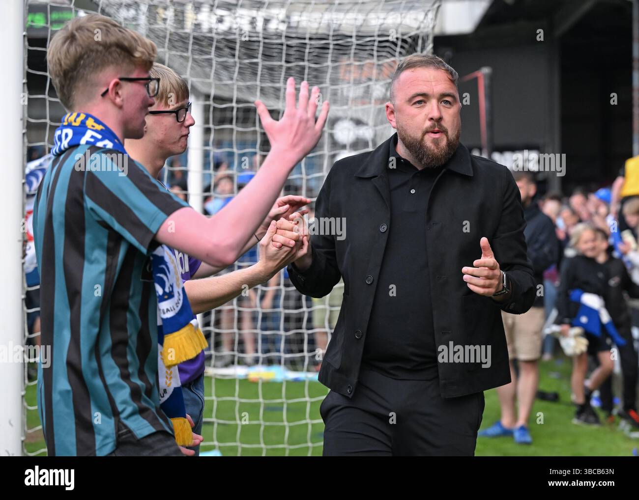 Attis Arena, Scunthorpe, Inghilterra, 18 maggio 2025. Calum McIntyre manager del Chester riconosce i tifosi a tempo pieno dopo la partita finale dei play-off della National League North Scunthorpe United Scunthorpe United contro Chester all'Attis Arena. (Immagine di credito: ©Cody Froggatt/Alamy Live News) Foto Stock Attis Arena, Scunthorpe, Inghilterra, 18 maggio 2025. Calum McIntyre manager del Chester riconosce i tifosi a tempo pieno dopo la partita finale dei play-off della National League North Scunthorpe United Scunthorpe United contro Chester all'Attis Arena. (Immagine di credito: ©Cody Froggatt/Alamy Live News) Foto Stock