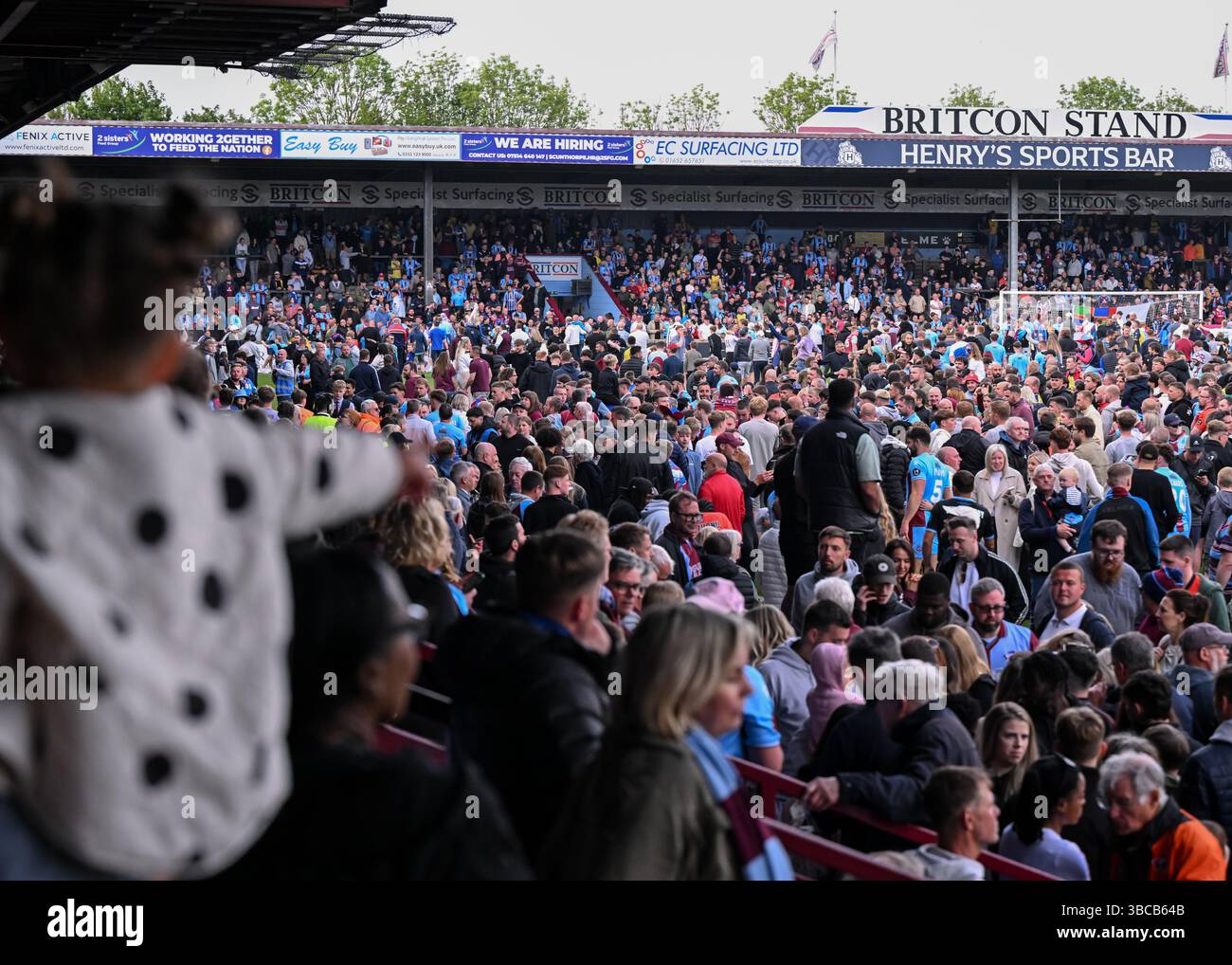 Attis Arena, Scunthorpe, Inghilterra, 18 maggio 2025. I tifosi dello Scunthorpe United celebrano il risultato a tempo pieno dopo la partita finale dei play-off della National League North Scunthorpe United Scunthorpe United contro Chester all'Attis Arena. (Immagine di credito: ©Cody Froggatt/Alamy Live News) Foto Stock Attis Arena, Scunthorpe, Inghilterra, 18 maggio 2025. I tifosi dello Scunthorpe United celebrano il risultato a tempo pieno dopo la partita finale dei play-off della National League North Scunthorpe United Scunthorpe United contro Chester all'Attis Arena. (Immagine di credito: ©Cody Froggatt/Alamy Live News) Foto Stock