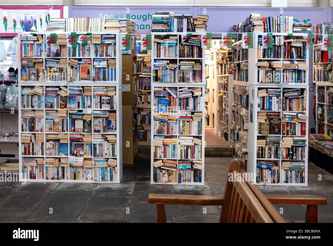 Scaffale di libri di seconda mano all'interno di Pontypridd Market Pontypridd South Wales UK Foto Stock