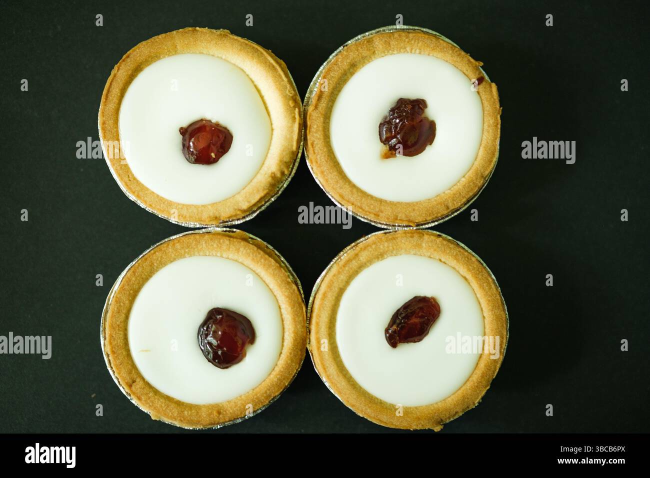Londra Regno Unito, 19 maggio 2025, autentica fondina Bakewell Tarts e ripieno di mandorle e lamponi Foto Stock