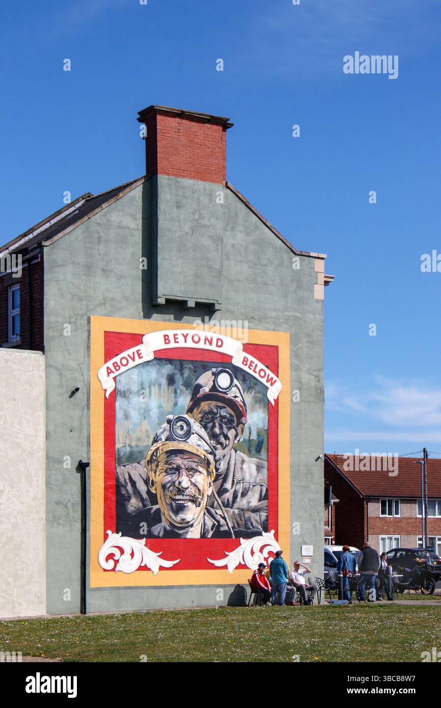 Murale di Street art "Above Beyond Below" raffigurante due minatori di Jamie Holman sul lato di un pub St John's Square, Seaham, County durham Foto Stock