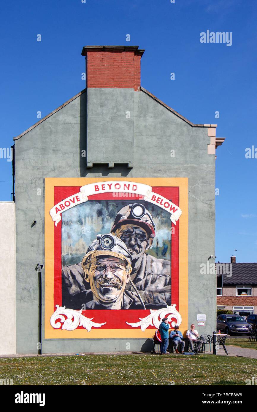 Murale di Street art "Above Beyond Below" raffigurante due minatori di Jamie Holman sul lato di un pub St John's Square, Seaham, County durham Foto Stock
