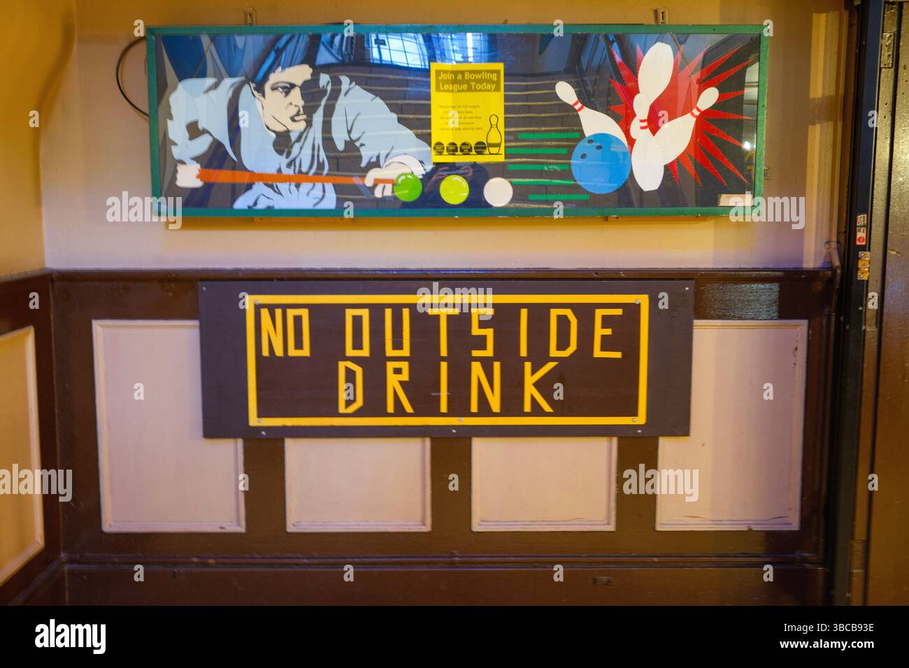 Insegna vintage e opere d'arte che vanno al Commodore Bowling & Billiards in Granville Street nel centro di Vancouver, British Columbia. Foto Stock