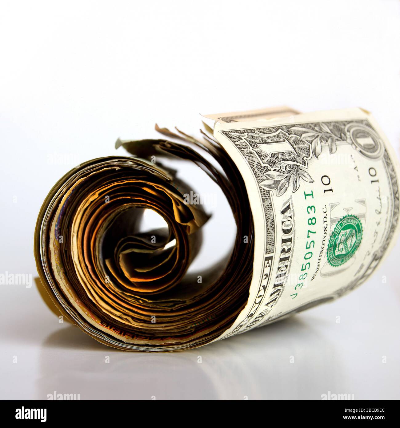 Le banconote laminate poggiano su una superficie pulita, evidenziando i dettagli della fattura Foto Stock