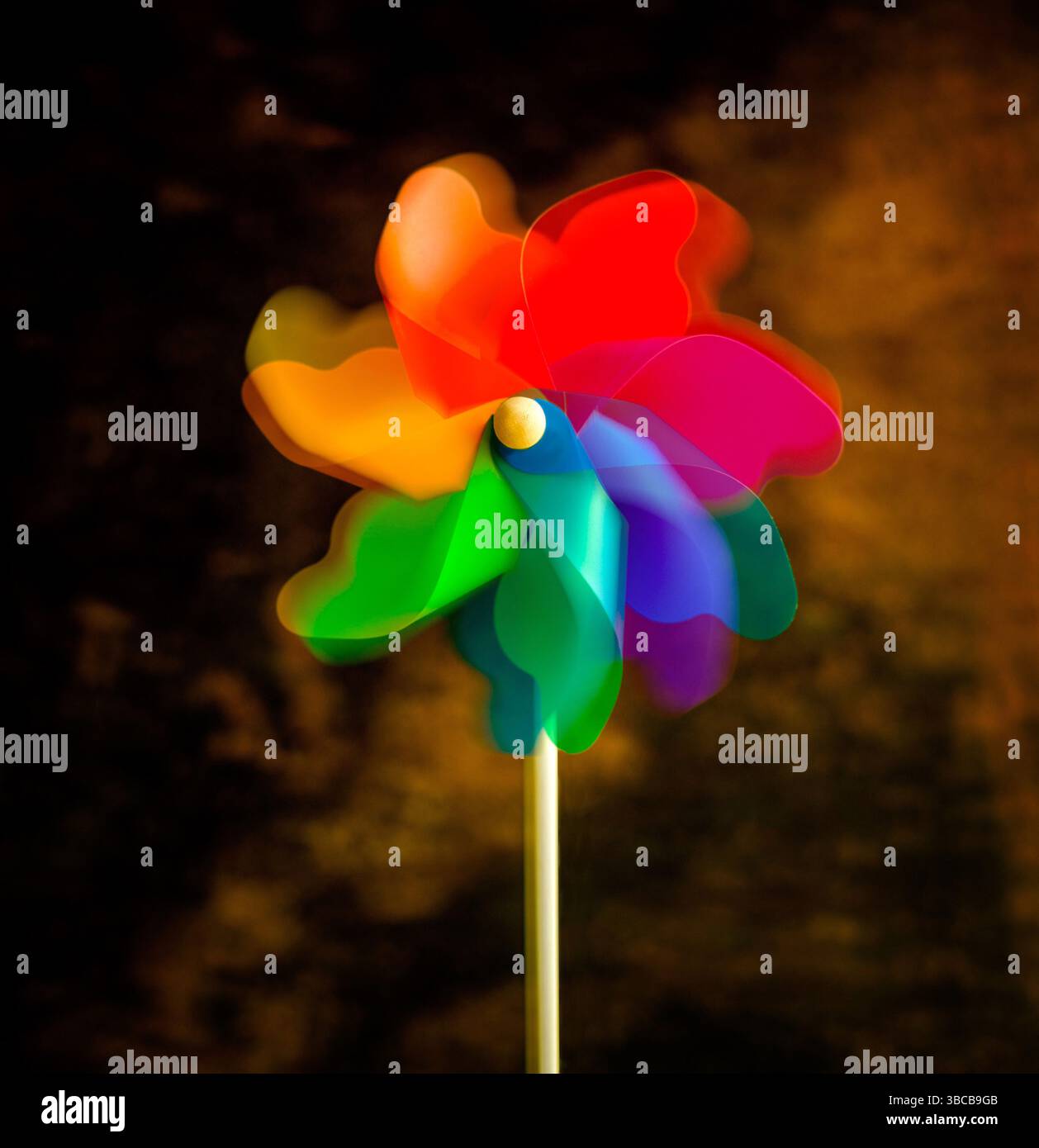 Una luminosa ruota con giocosità, mostrando colori vivaci di rosso, blu, verde e arancione. Foto Stock