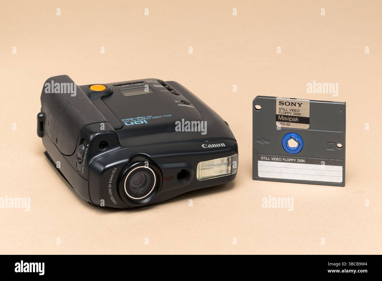 Pavia, Lombardia, Italia - 27 dicembre 2024: Canon ION RC260 STILL Video camera dal 1991. Era dotato di un 230 da 1/2 pollici. Sensore di immagine CCD da 000 pixel. Mostra Foto Stock